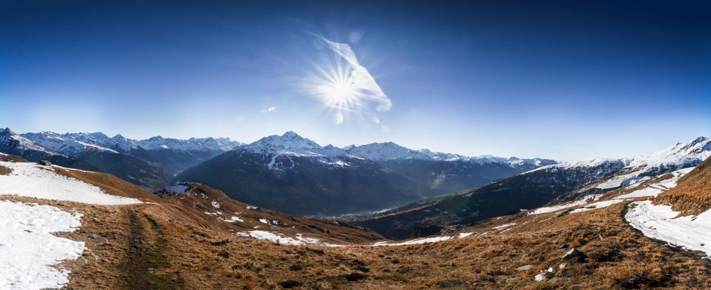 Vue panoramique d'une montagne enneigée sous un ciel bleu