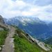 Sentier de montagne et massif montagneux en arrière-plan