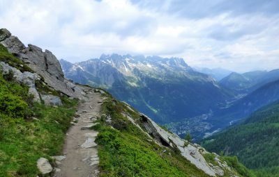 Sentier de montagne et massif montagneux en arrière-plan