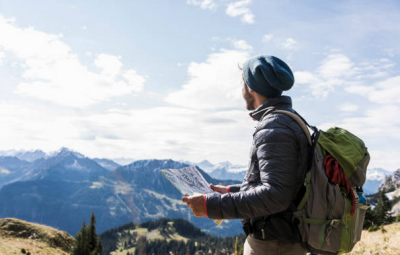 randonneur-nature-carte-panorama-sac-a-dos